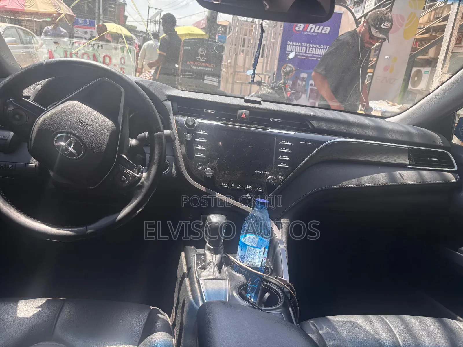 Toyota Camry SE FWD (2.5L 4cyl 8AM) 2018 White