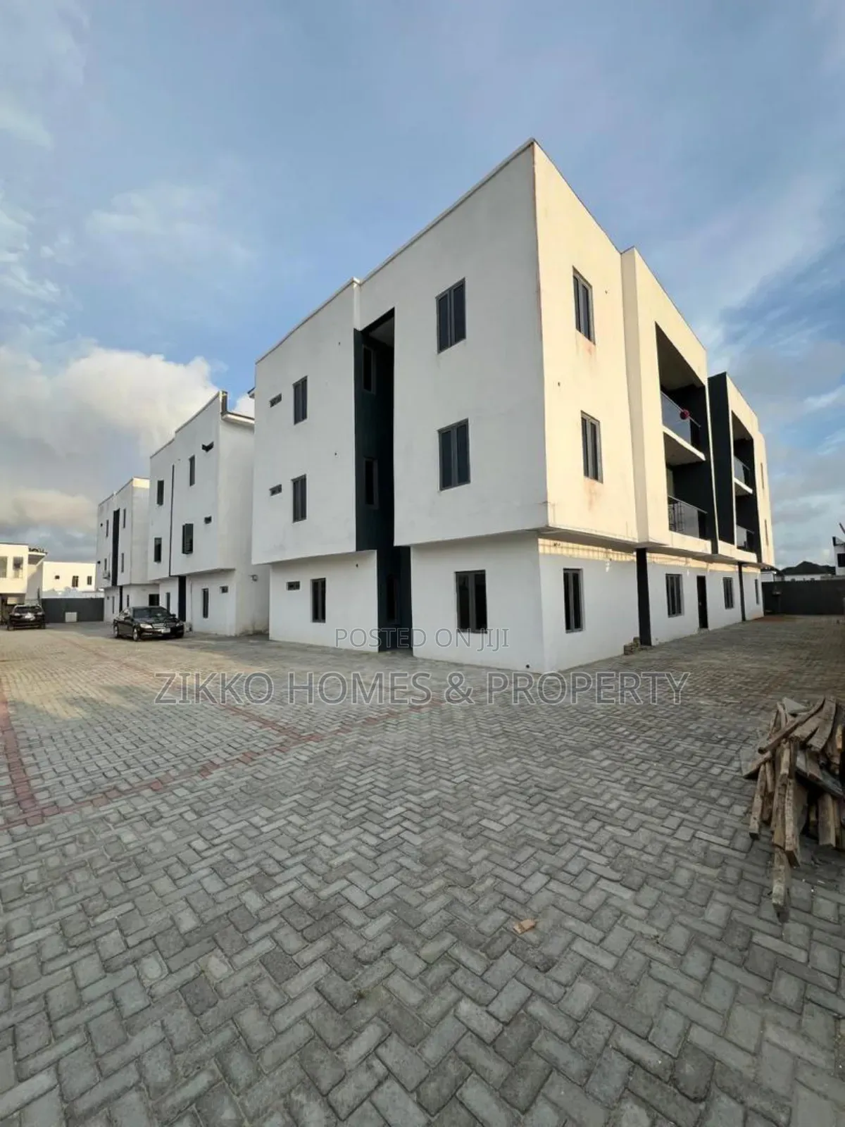3bdrm Apartment in Ikota Gra, Lekki for sale
