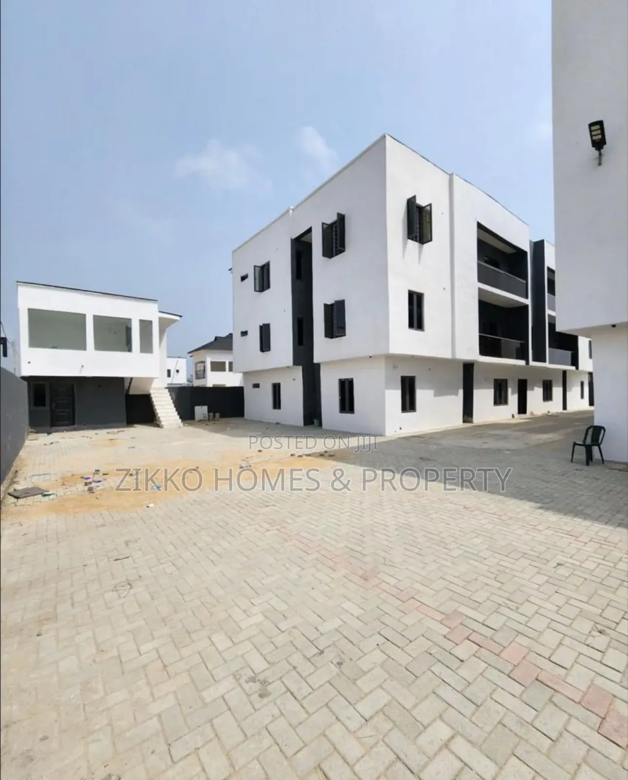 3bdrm Apartment in Ikota Gra, Lekki for sale