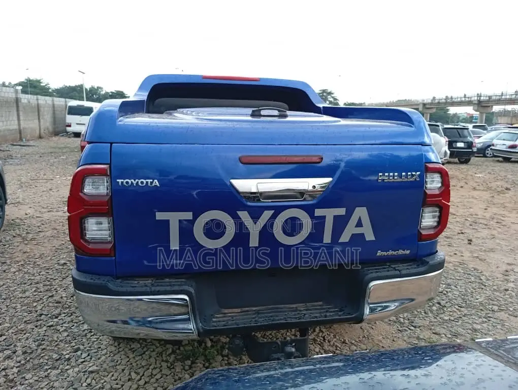 Toyota Hilux 2023 Blue