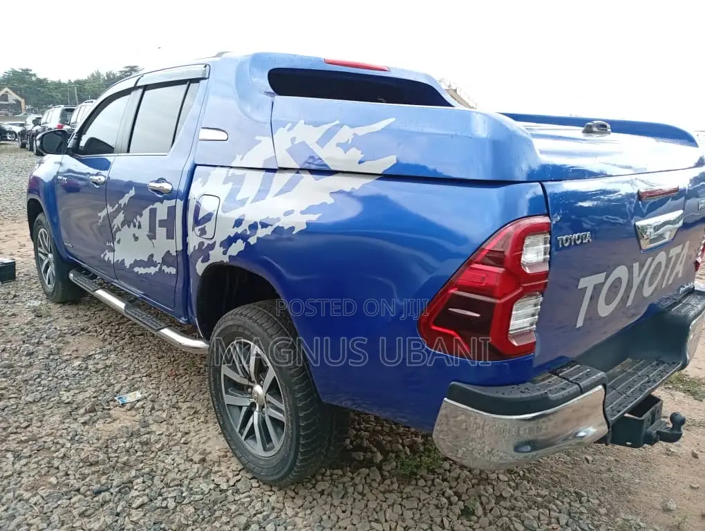 Toyota Hilux 2023 Blue