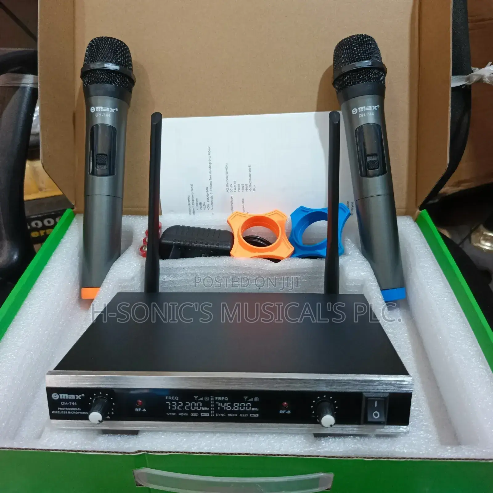 Professional Omax Dh-744 Wireless Microphone.