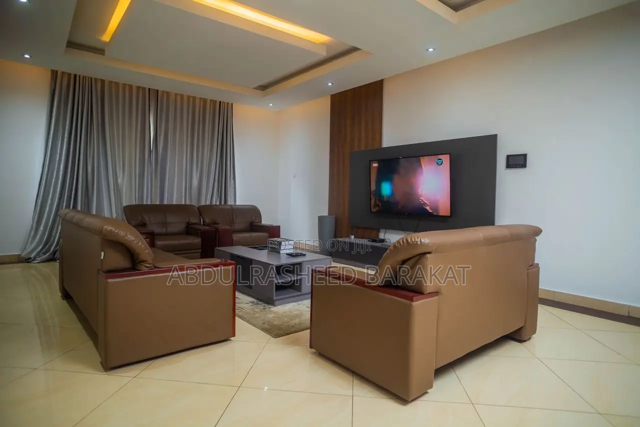 Luxury Three Bedroom Apartment With Pool Gym