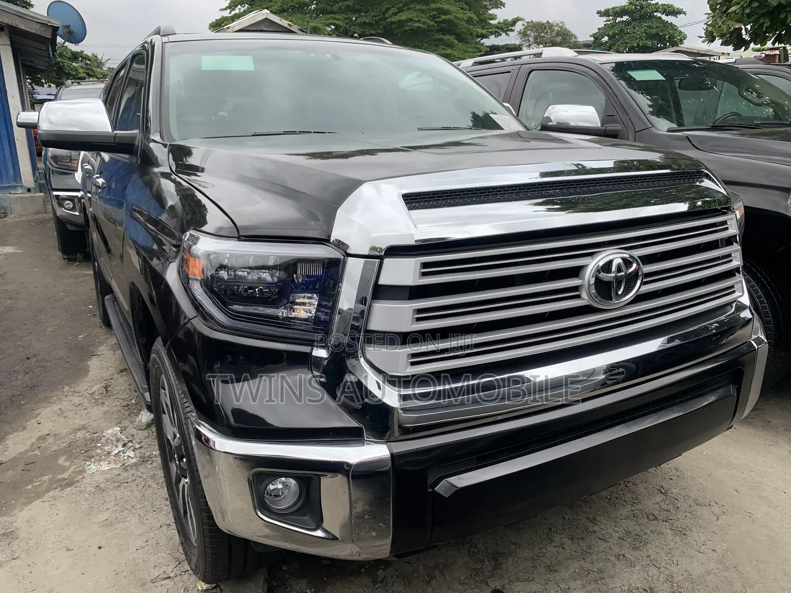 Toyota Sequoia Platinum 4dr SUV 4WD (5.7L 8cyl 6A) 2017 Black