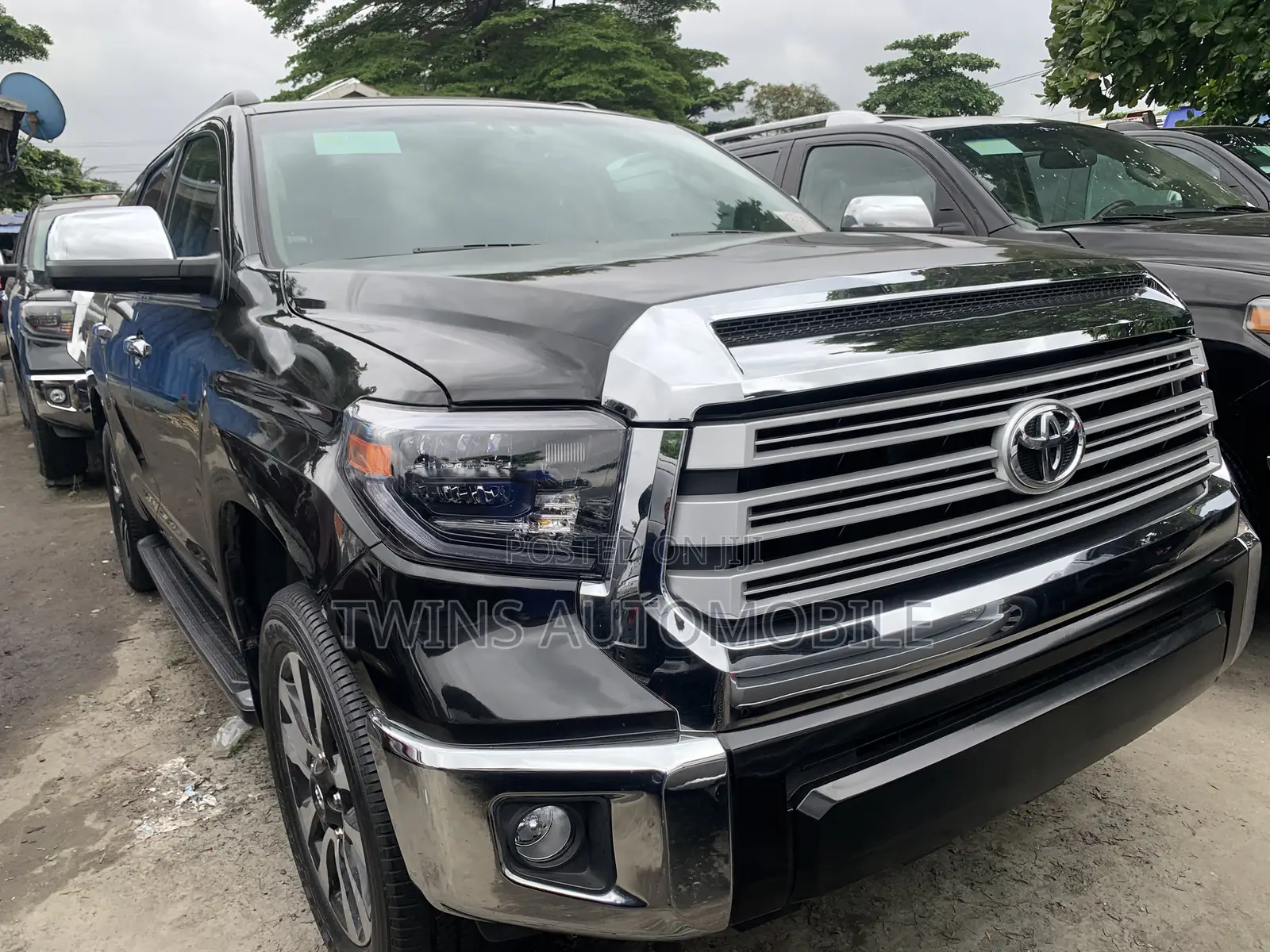 Toyota Sequoia Platinum 4dr SUV 4WD (5.7L 8cyl 6A) 2017 Black