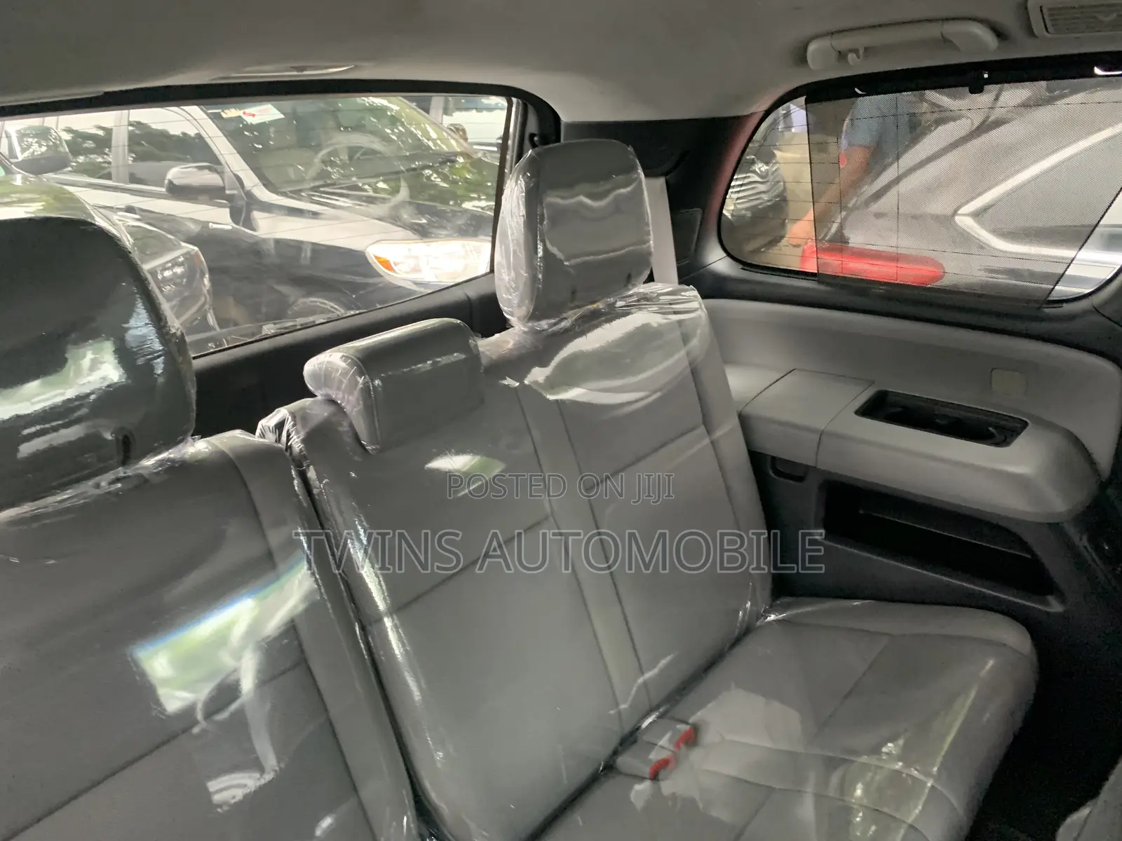 Toyota Sequoia Platinum 4dr SUV 4WD (5.7L 8cyl 6A) 2015 Silver