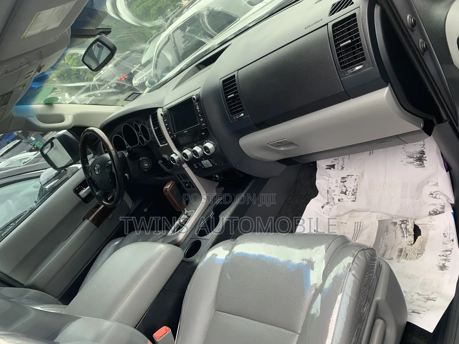 Toyota Sequoia Platinum 4dr SUV 4WD (5.7L 8cyl 6A) 2015 Silver