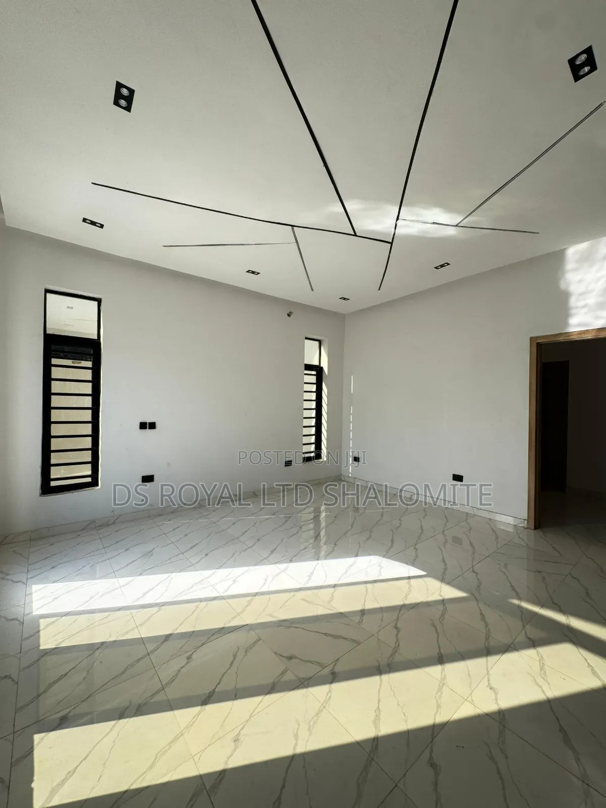 5bdrm Duplex in Lagos Island / Lagos Island for sale