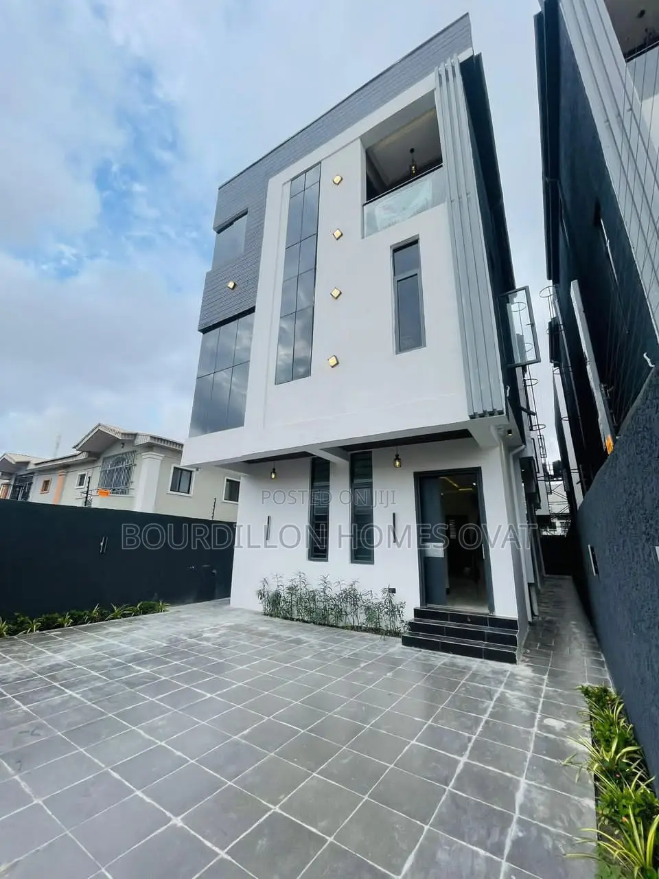 5bdrm Apartment in Lekki Phase 1 for sale