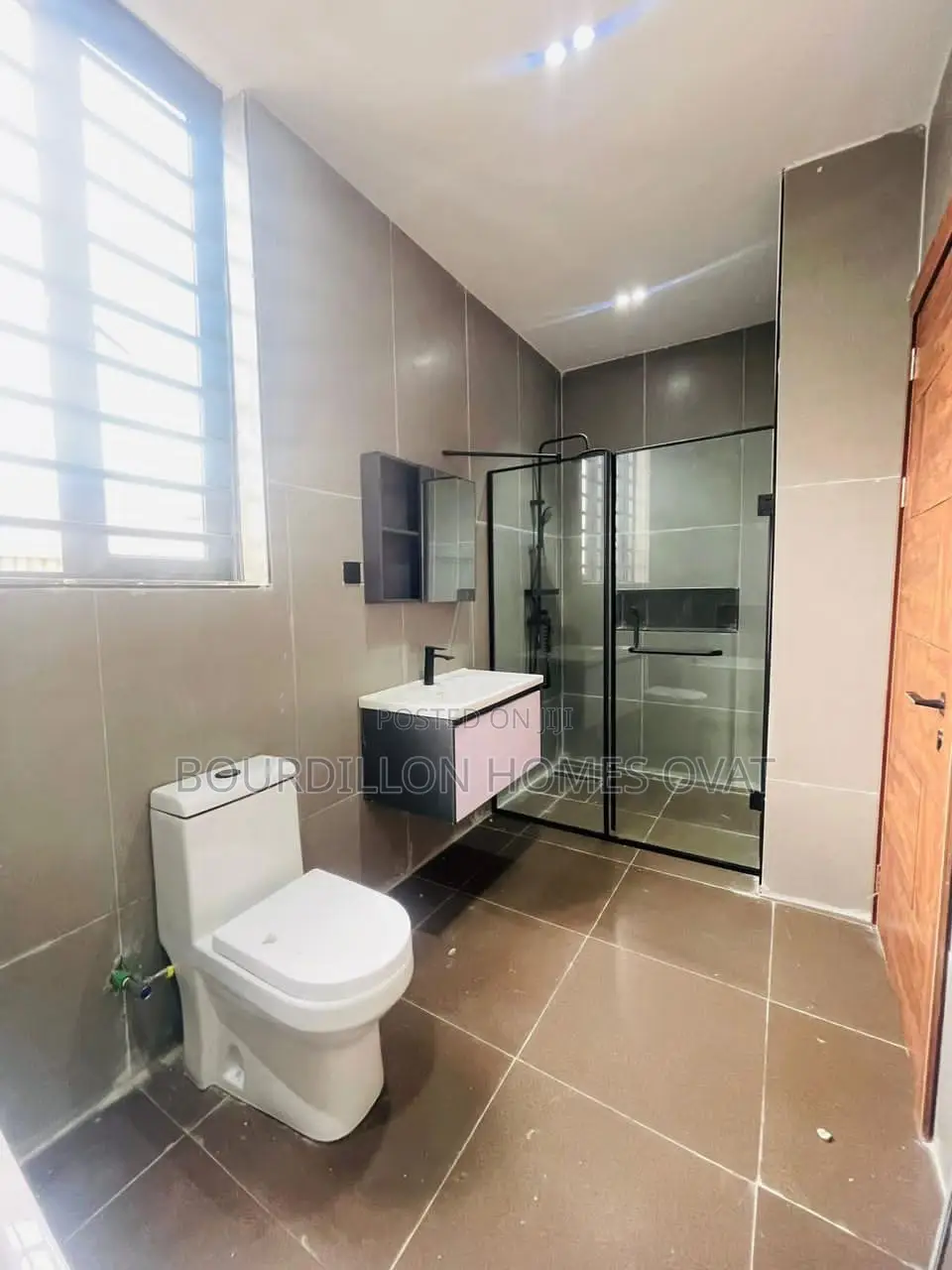 5bdrm Apartment in Lekki Phase 1 for sale