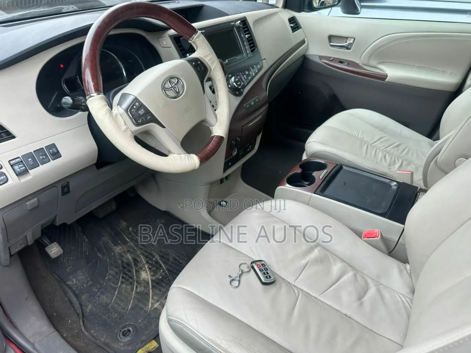 Toyota Sienna 2011 Red
