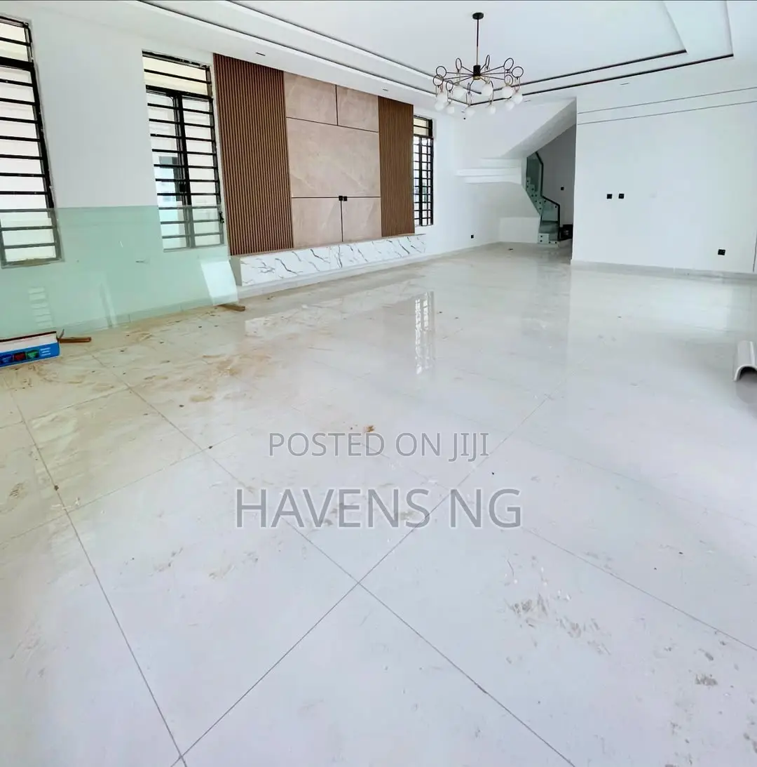 5bdrm Duplex in Chevron for sale