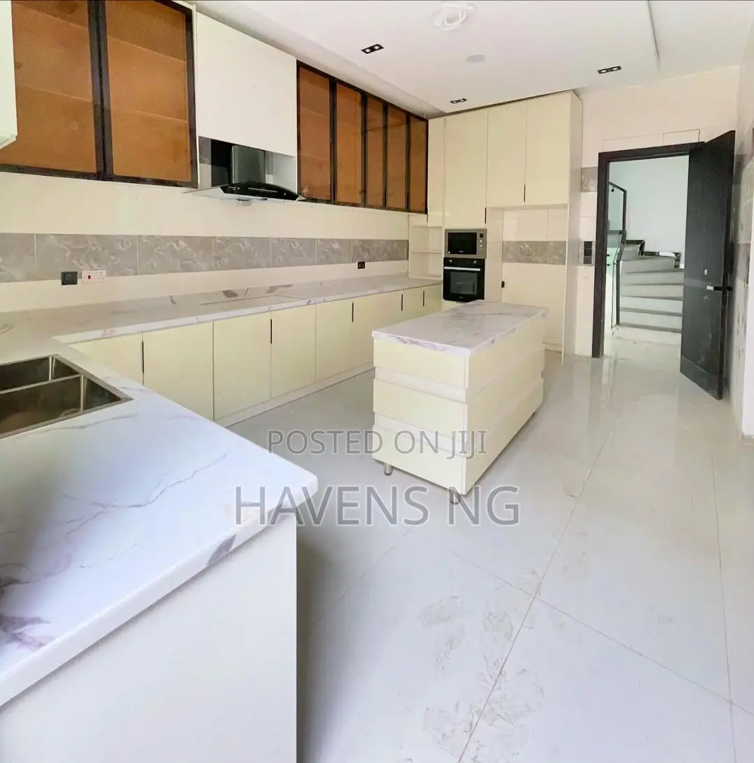 5bdrm Duplex in Chevron for sale