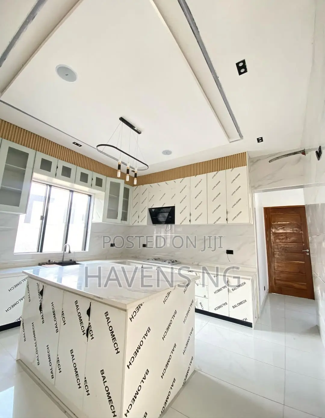 5bdrm Duplex in Chevron for sale