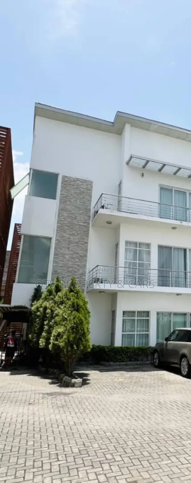 Furnished 3bdrm Apartment in Banana Island for sale