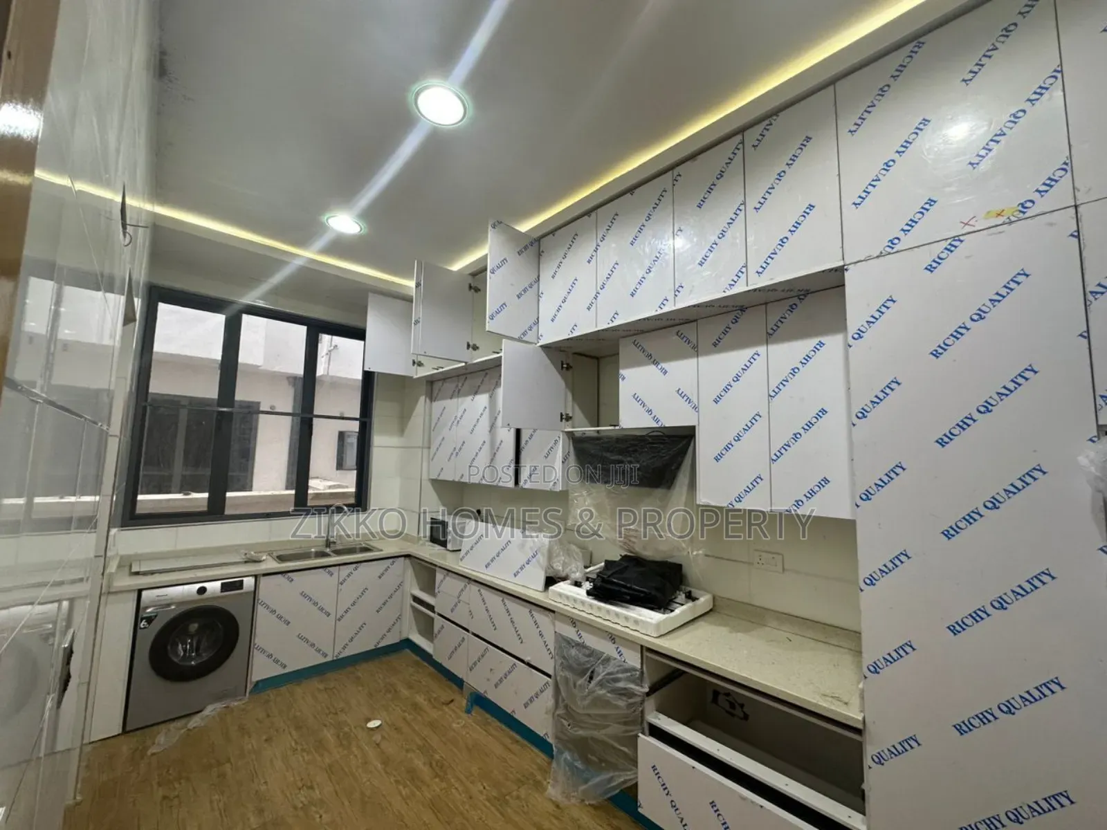 4bdrm Townhouse/Terrace in Periwinkle Estate, Lekki Phase 1 for sale