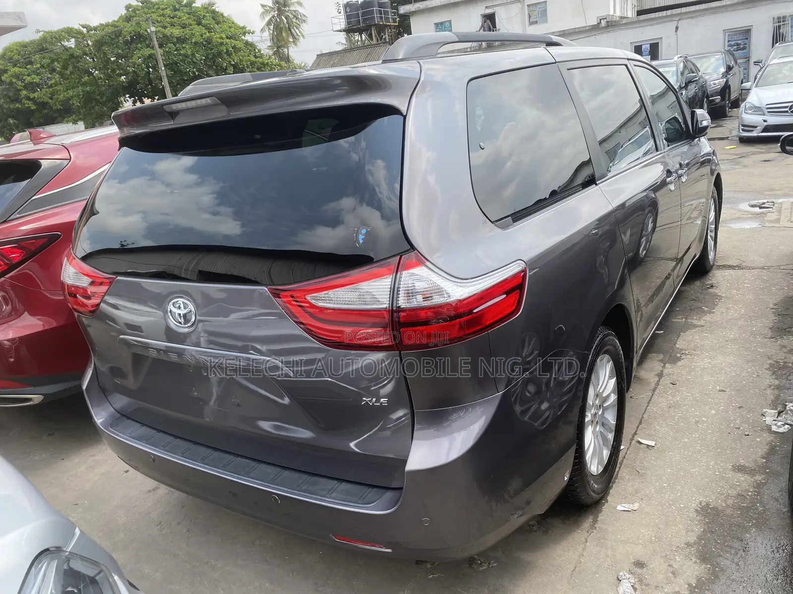 Toyota Sienna XLE Premium 8 Passenger (3.5L 6cyl 8A) 2017 Gray