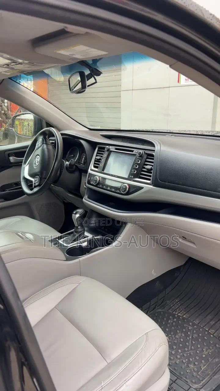 Toyota Highlander XLE V6 4x4 (3.5L 6cyl 6A) 2016 Gray