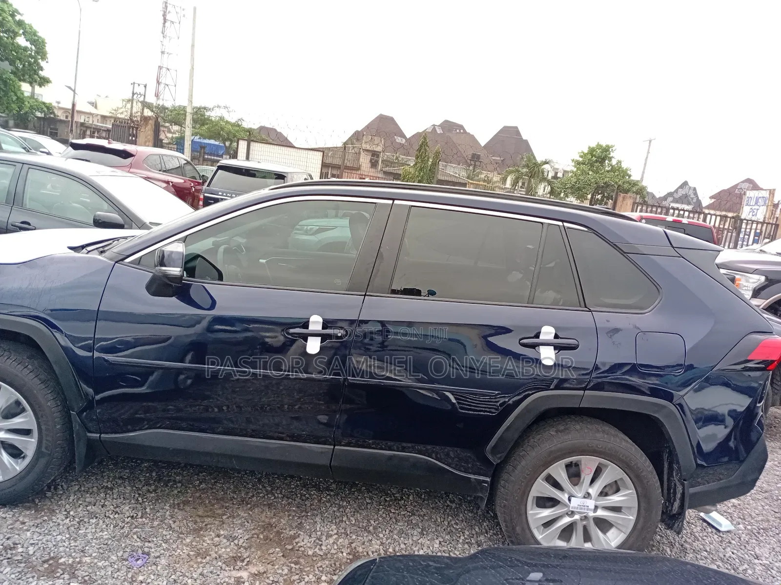 Toyota RAV4 XLE 2021 Black