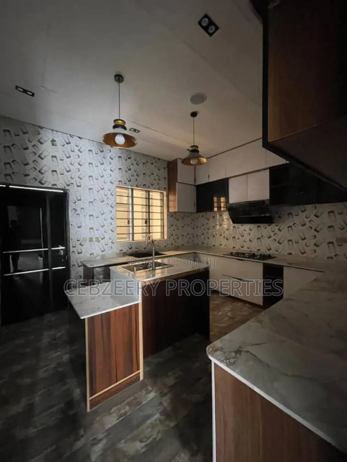 5bdrm Duplex in Osapa london for sale