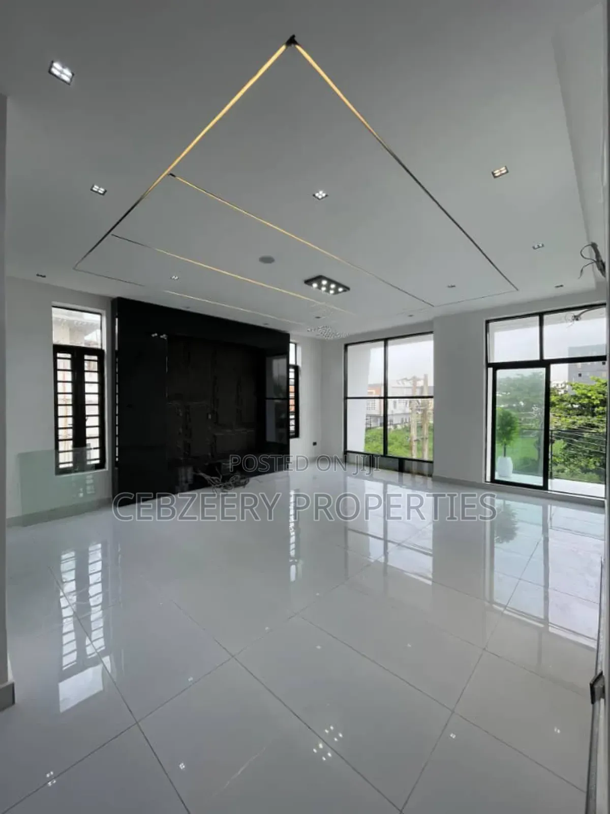 5bdrm Duplex in Chevron for sale