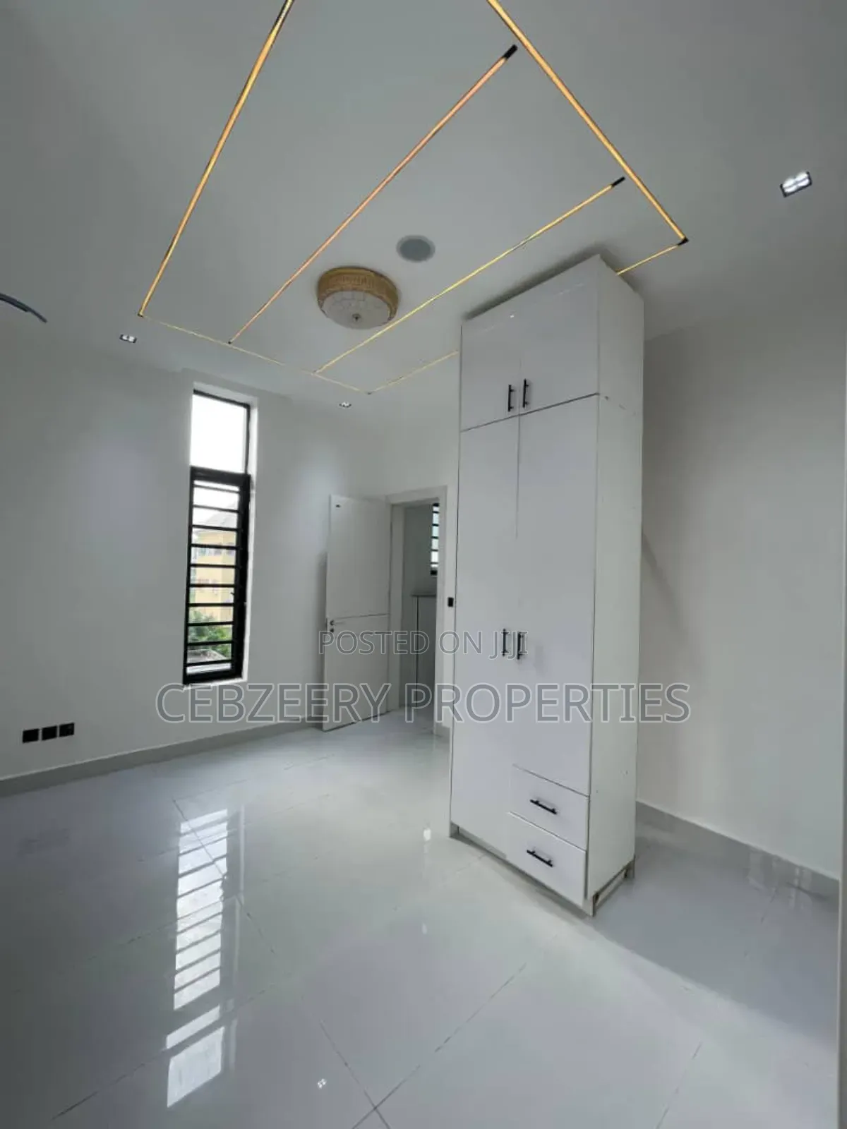 5bdrm Duplex in Chevron for sale