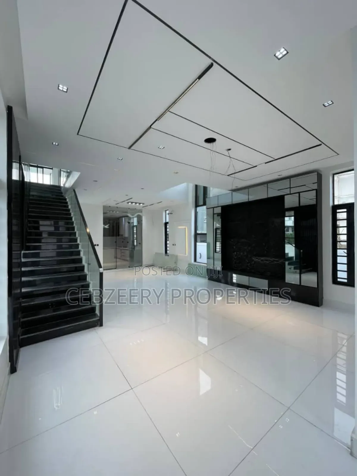 5bdrm Duplex in Chevron for sale