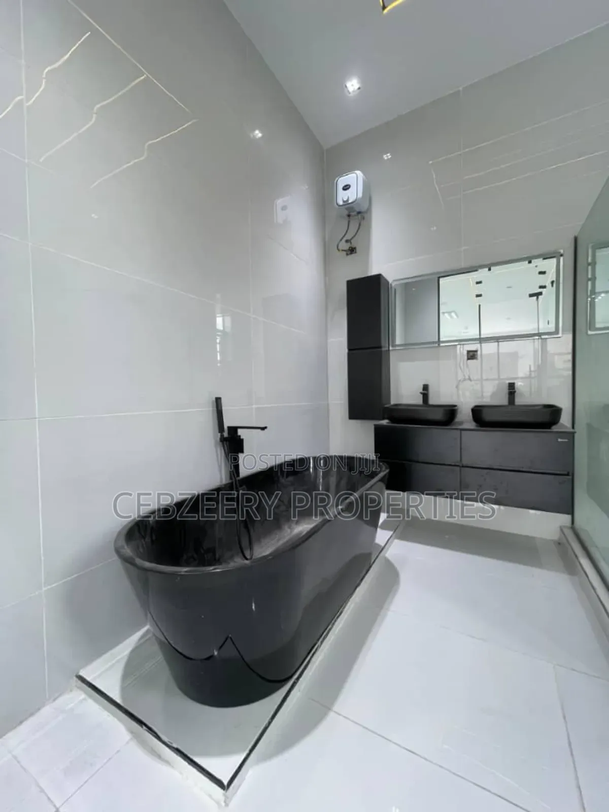 5bdrm Duplex in Chevron for sale