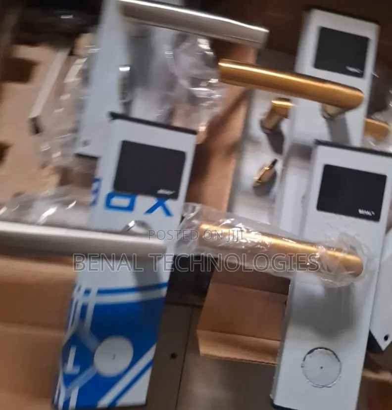 Modern Hotel Check-In: Card Lock and Free Smart‐Software