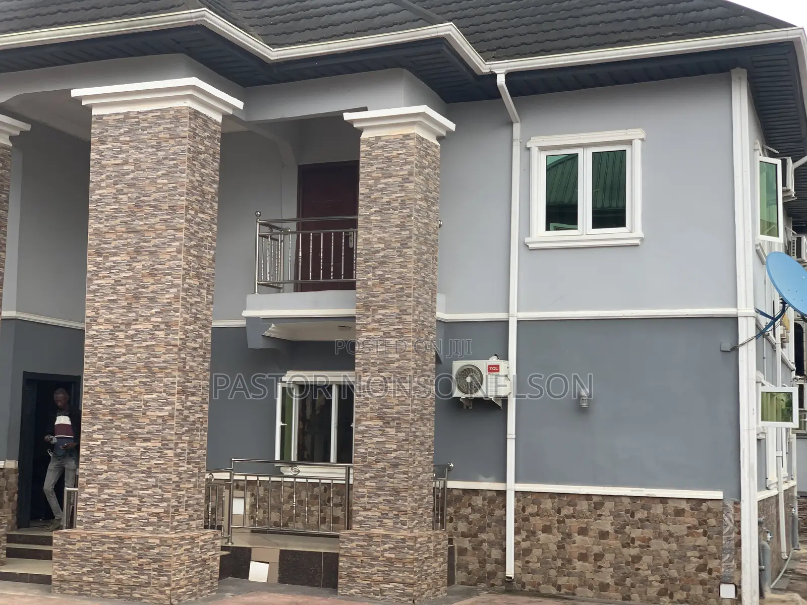 10bdrm Apartment in Layout, Owerri for sale
