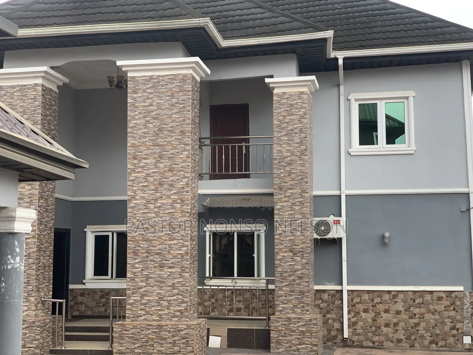 10bdrm Apartment in Layout, Owerri for sale