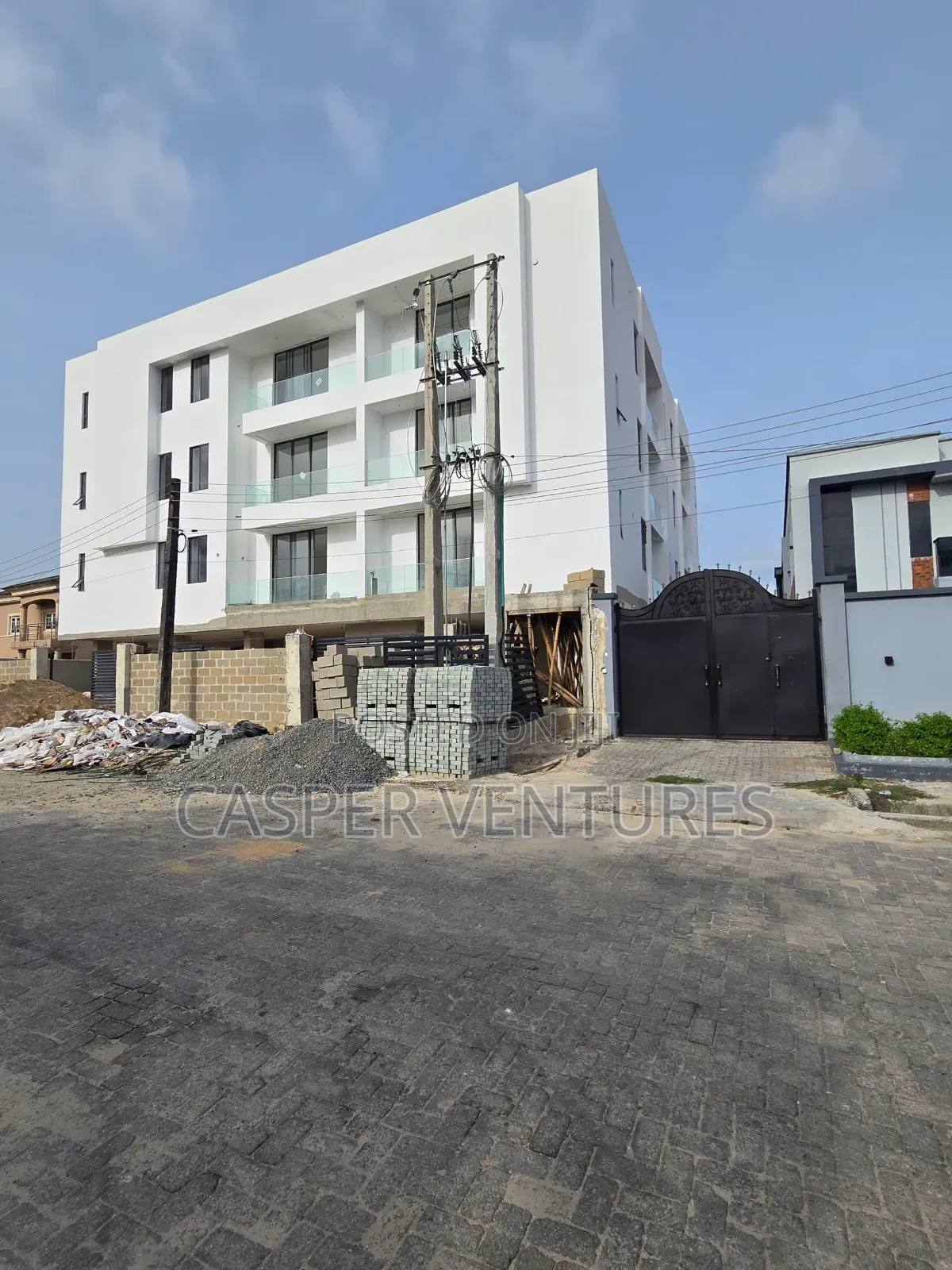 2bdrm Block of Flats in Admiralty Way, Lekki Phase 1 for sale