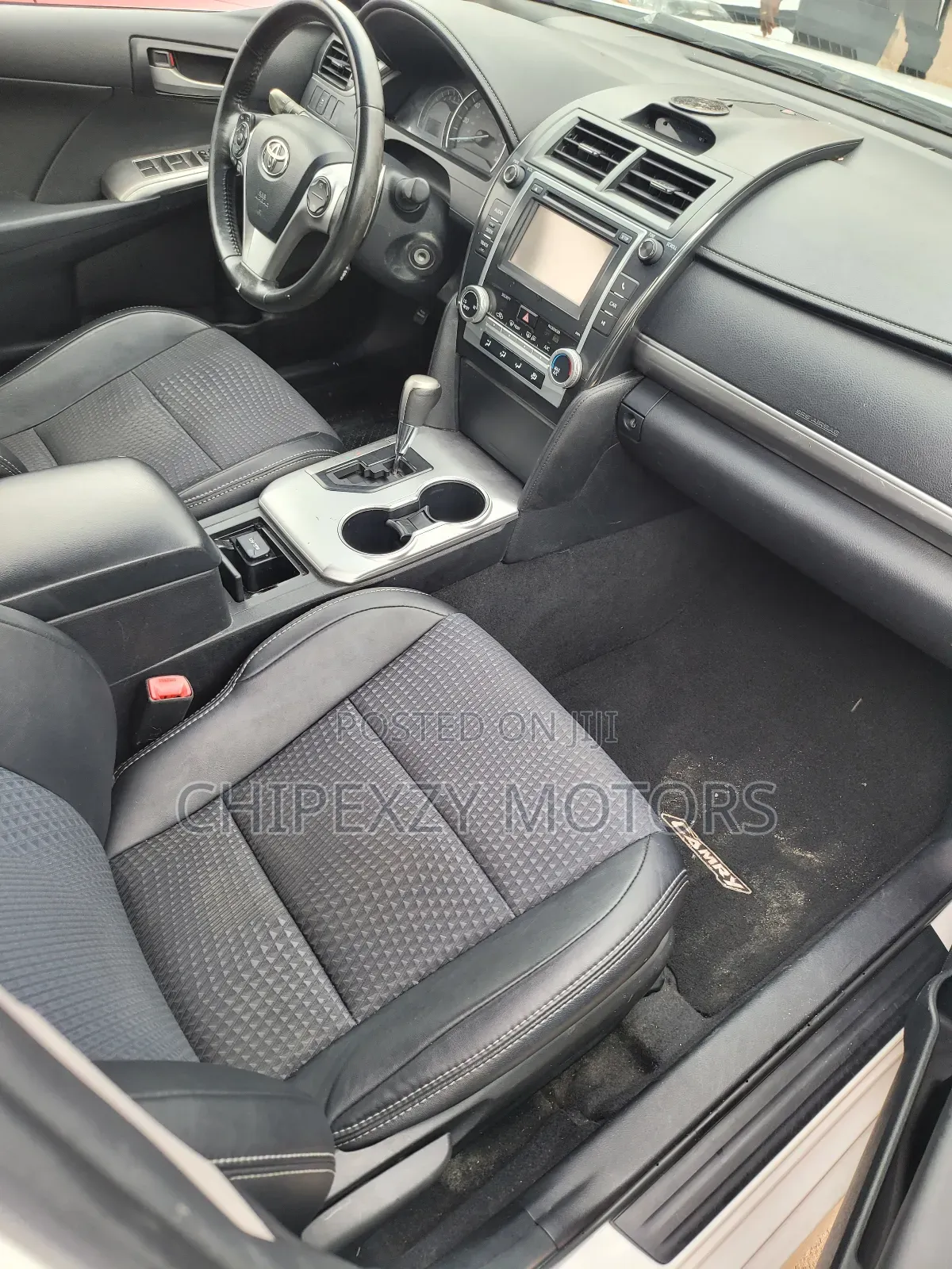 Toyota Camry SE 4dr Sedan (2.5L 4cyl 6A) 2012 White