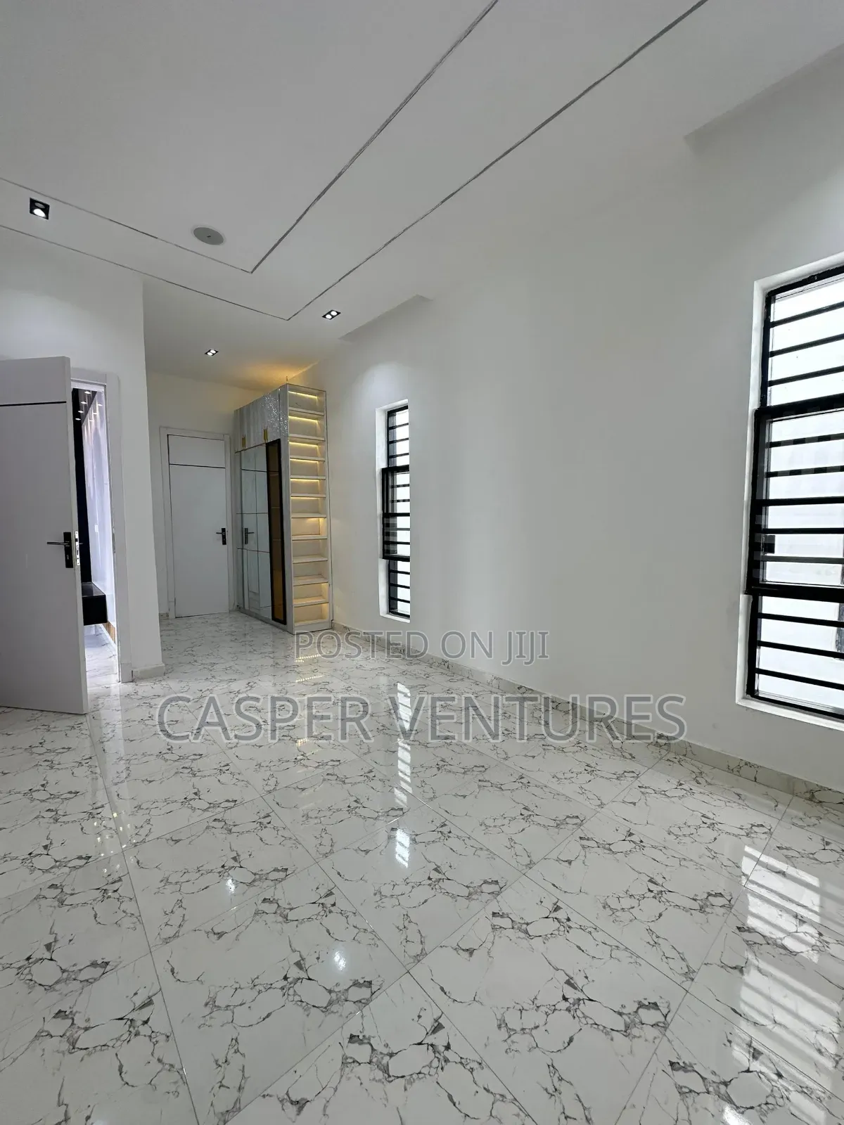 5bdrm Duplex in Chevron Drive for sale