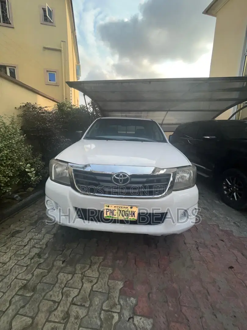 Toyota Hilux 2010 White