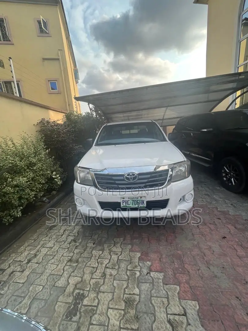 Toyota Hilux 2010 White