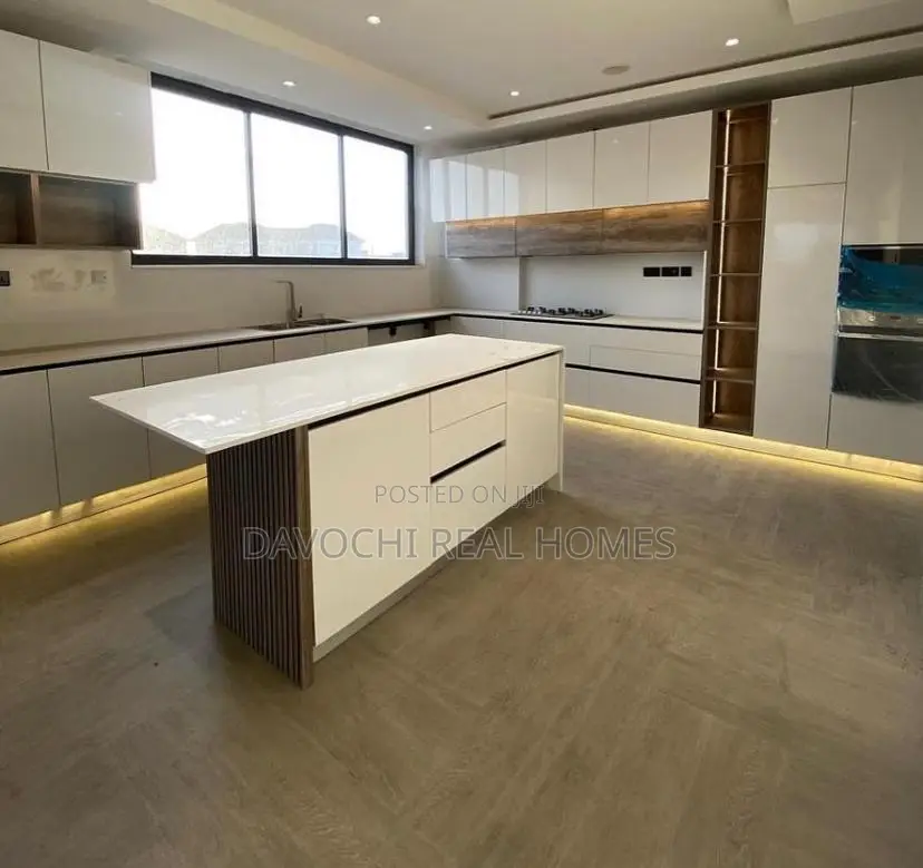 4bdrm Maisonette in Lekki Phase1 for rent