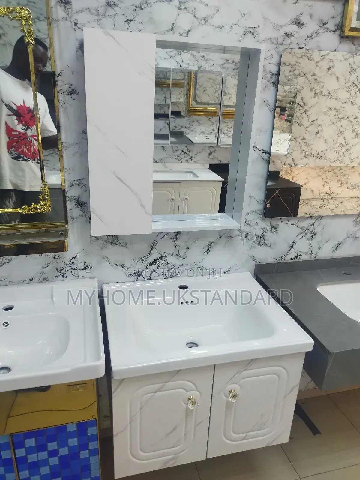 Quality Cabinet With Mirror
