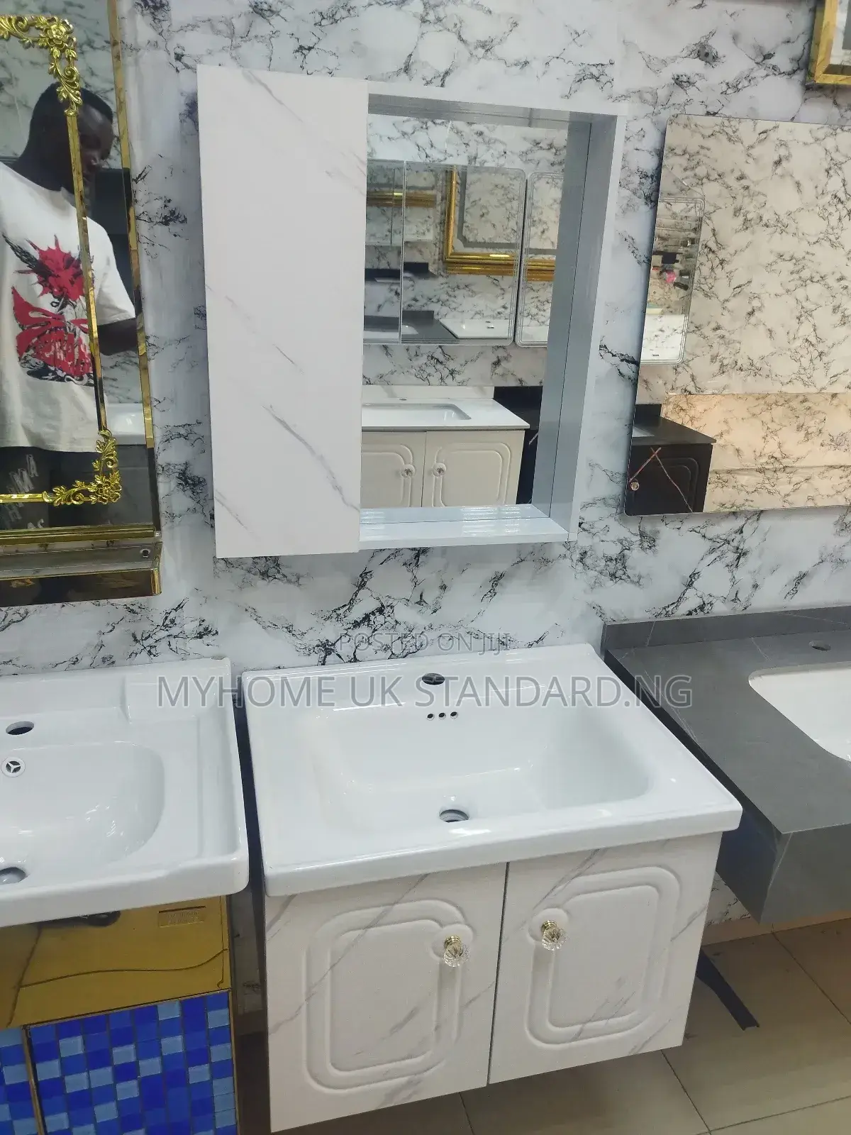 Quality Cabinet With Mirror