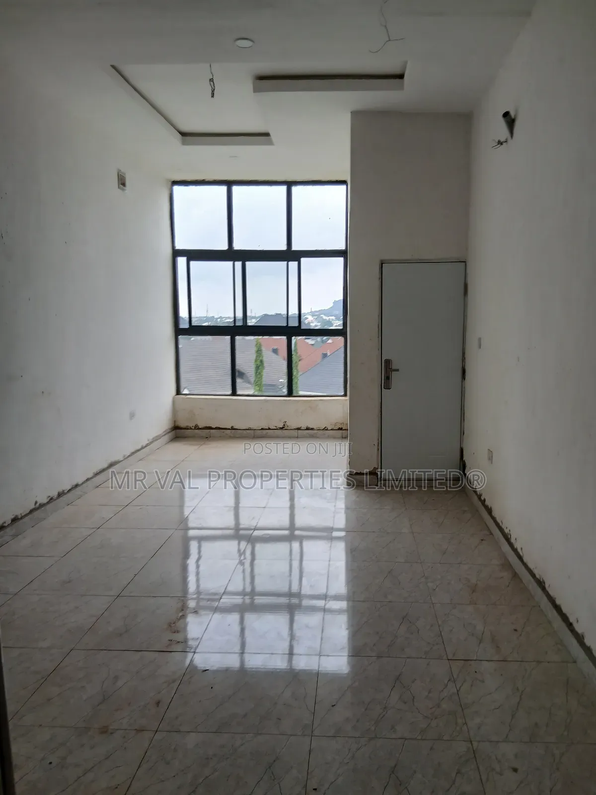 Plaza Shop Available for Lease