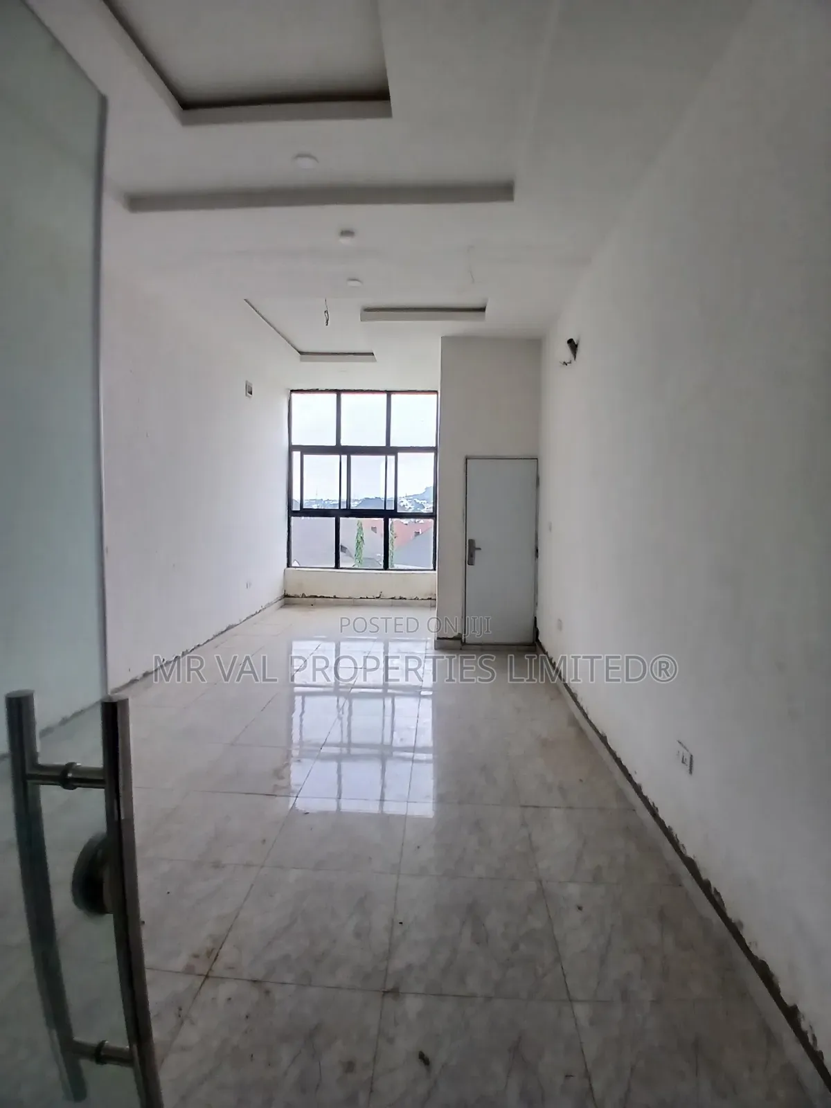 Plaza Shop Available for Lease