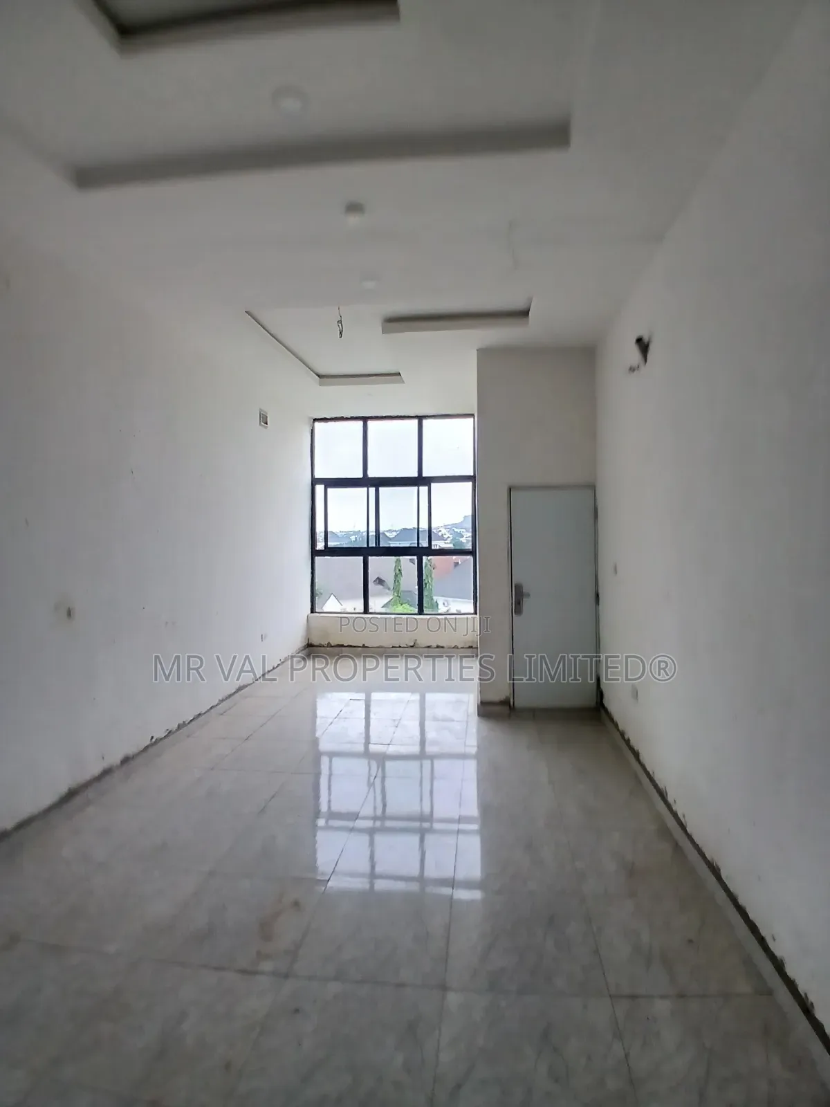 Plaza Shop Available for Lease
