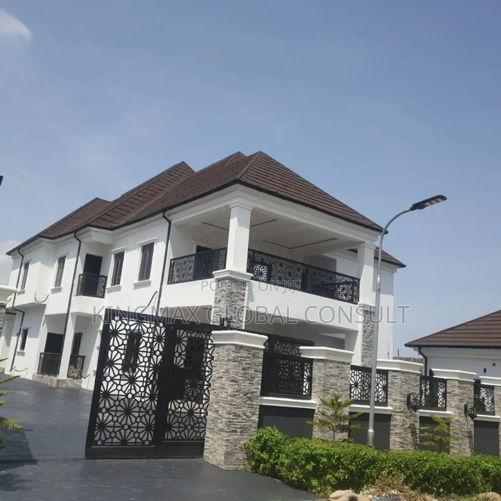 4bdrm Mansion in Along Von Road Lugbe for sale