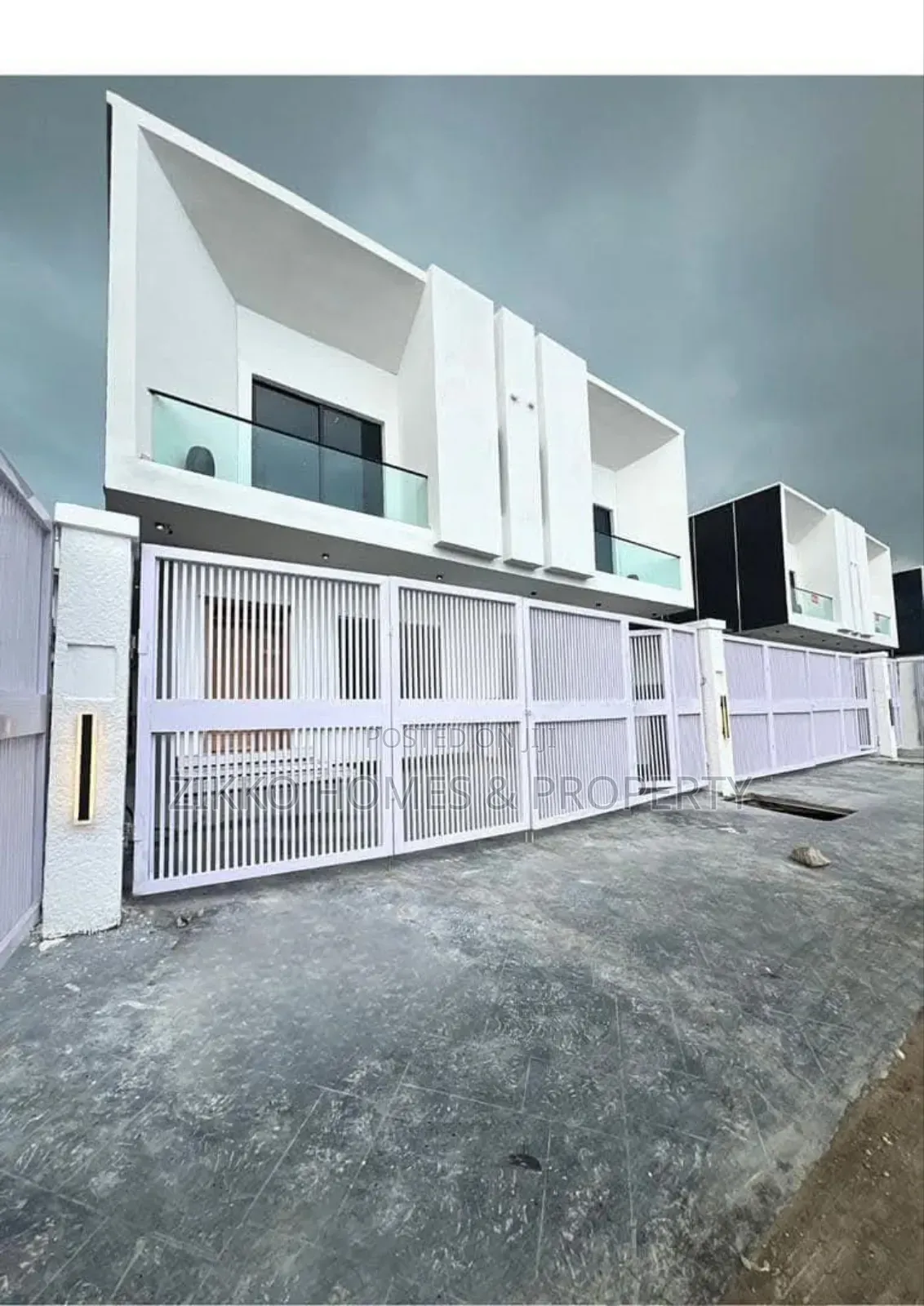 4bdrm Duplex in Orchid Road, Chevron for sale