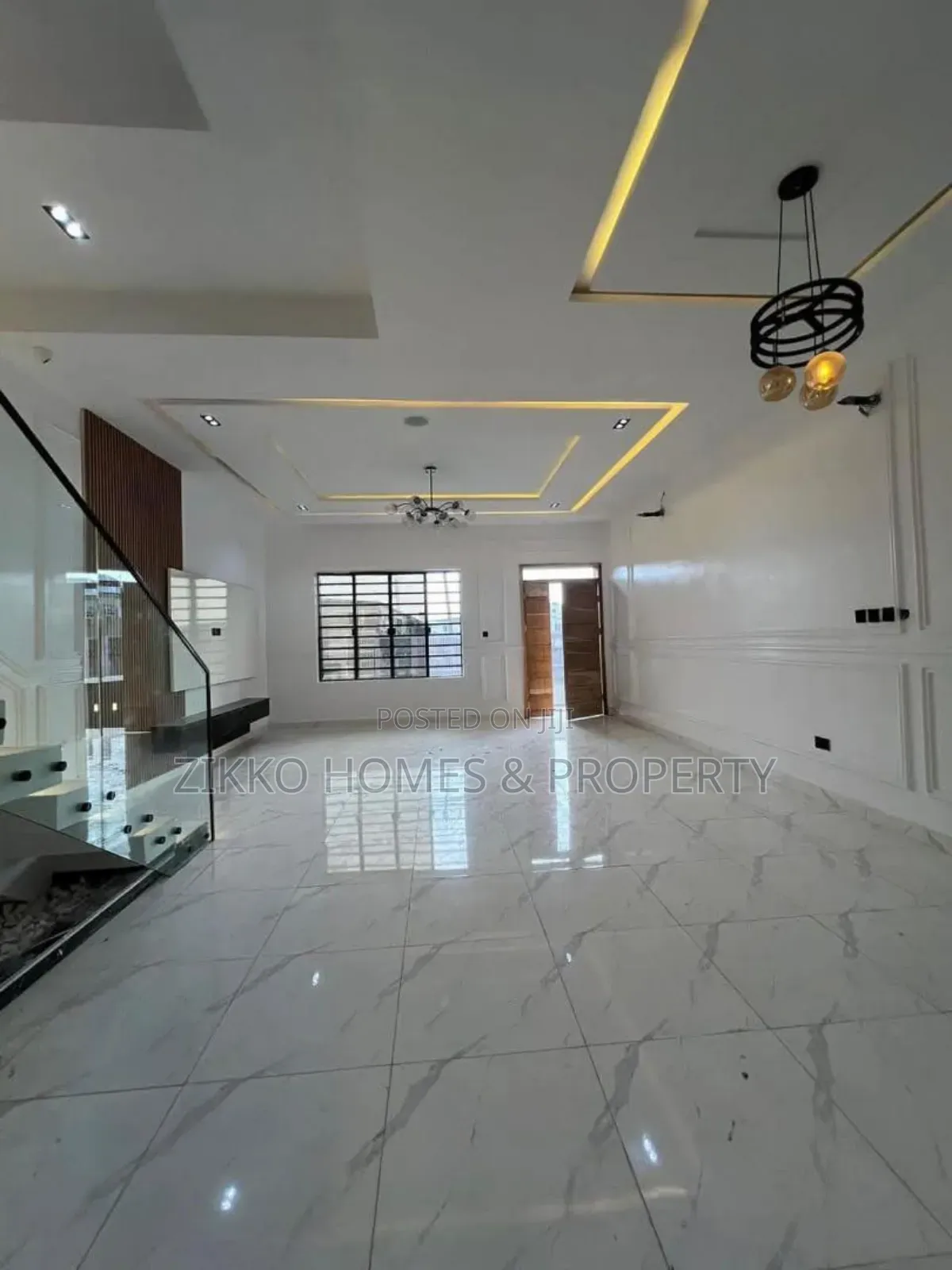 4bdrm Duplex in Orchid Road, Chevron for sale