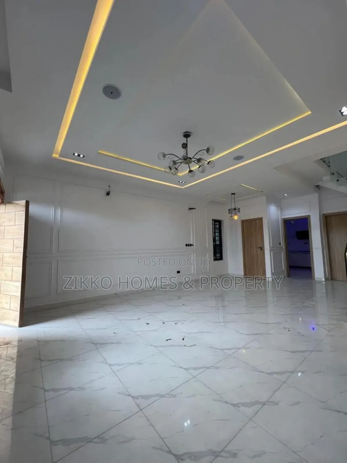 4bdrm Duplex in Orchid Road, Chevron for sale