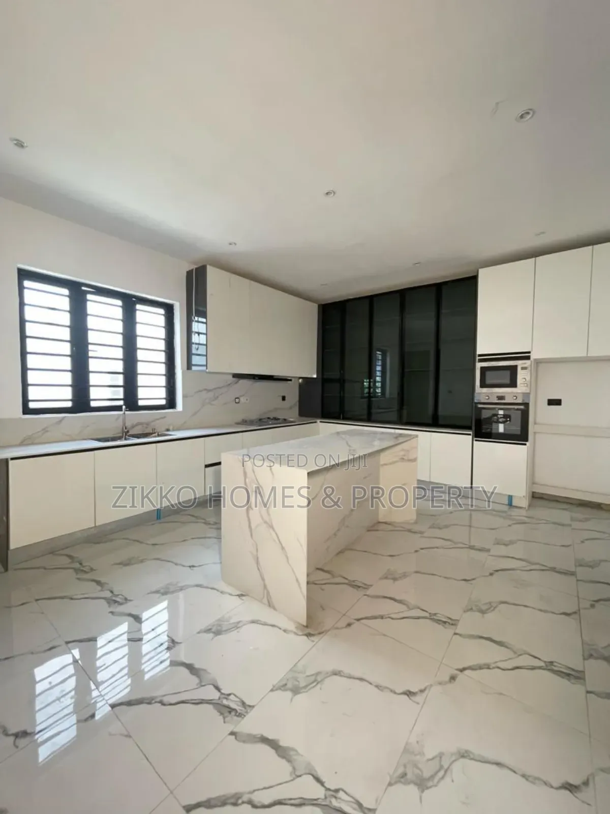 5bdrm Duplex in Lekky County, Chevron for sale