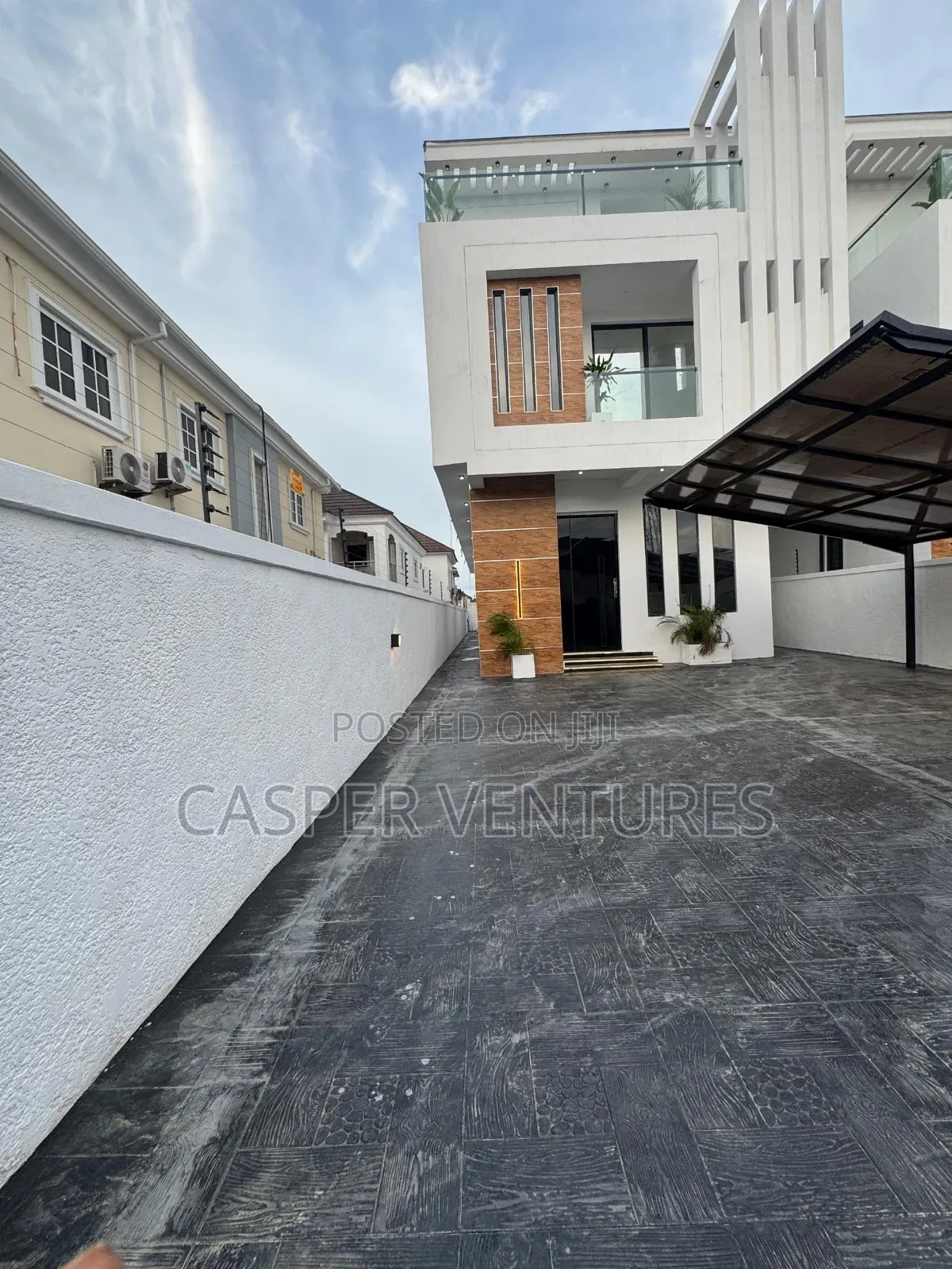 5bdrm Duplex in Idado for sale