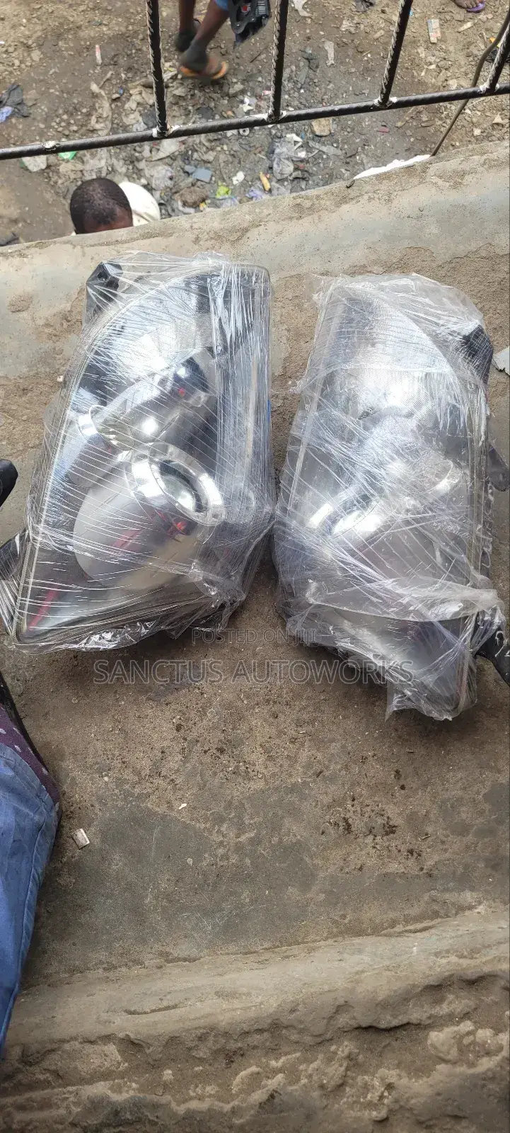 Headlight Toyota Avensis 2006