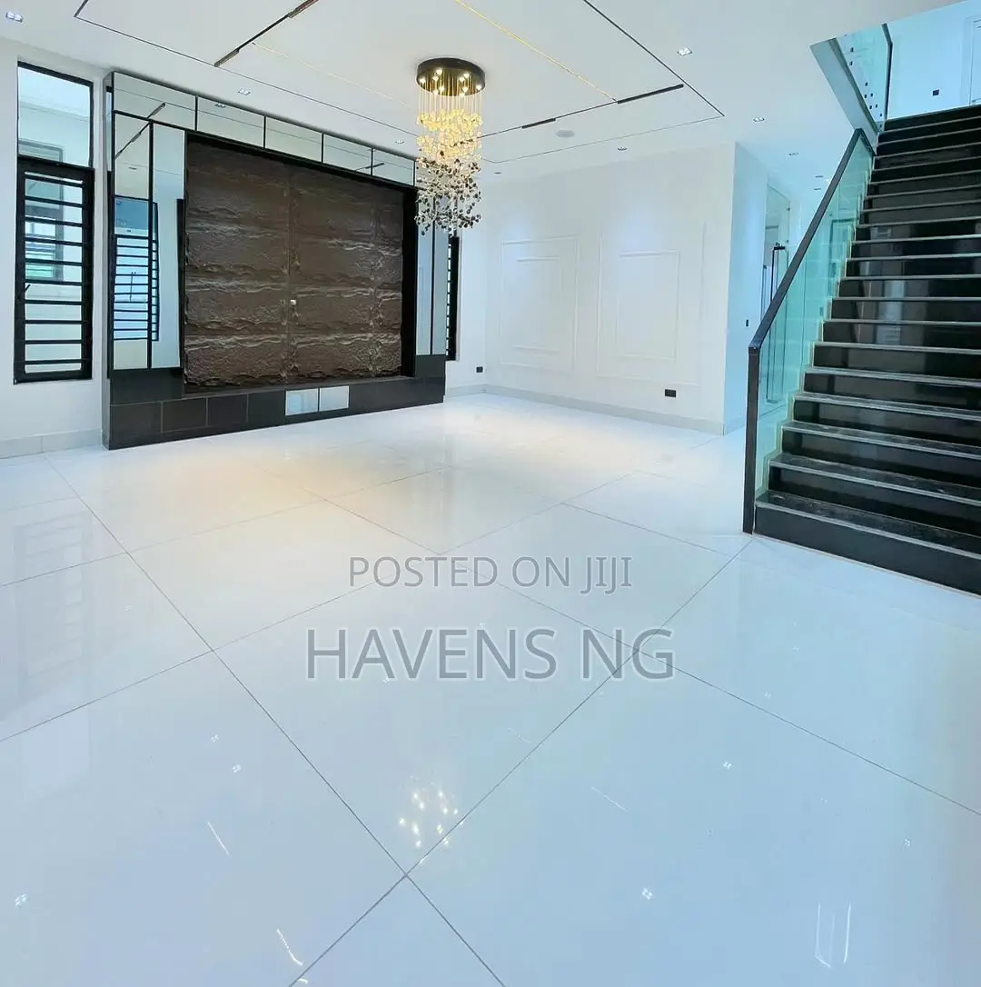 5bdrm Duplex in Chevron for sale